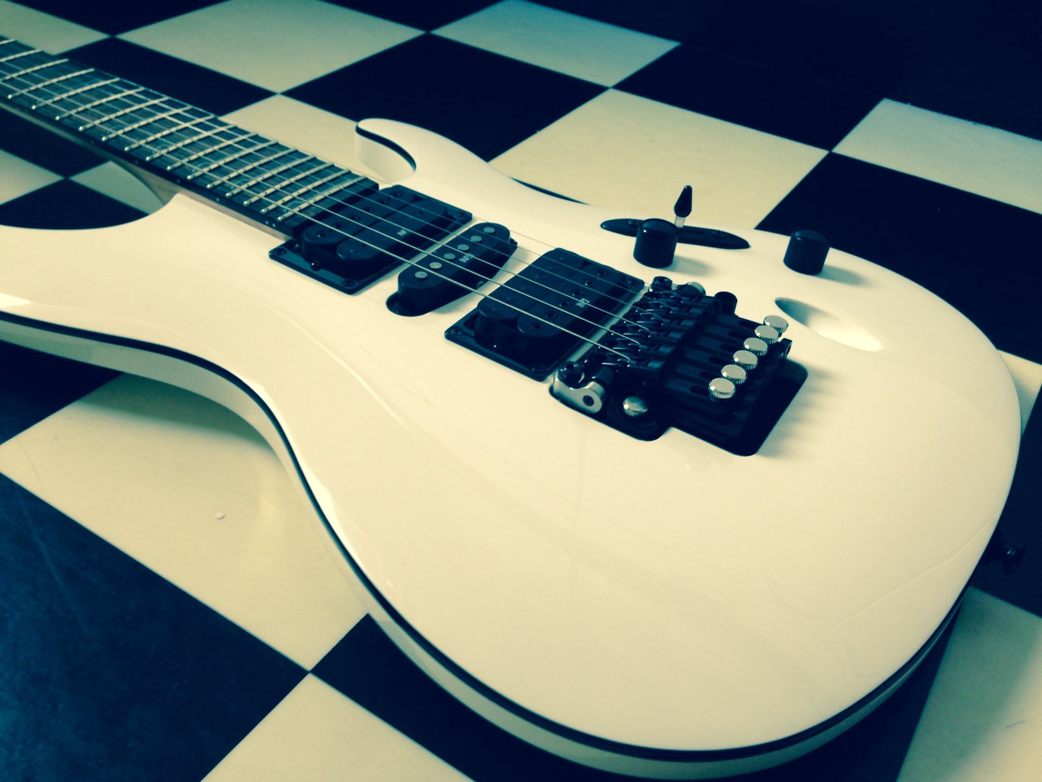 Ibanez-S-series-electric-guitar-white-model-S570B-The-Wong-Janice-3.JPG