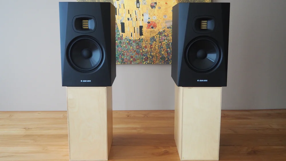 review-adam-audio-t7v-nearfield-active-studio-dj-monitor-speakers-side-by-side-the-wong-janice-cellist-music-producer-amsterdam.JPG