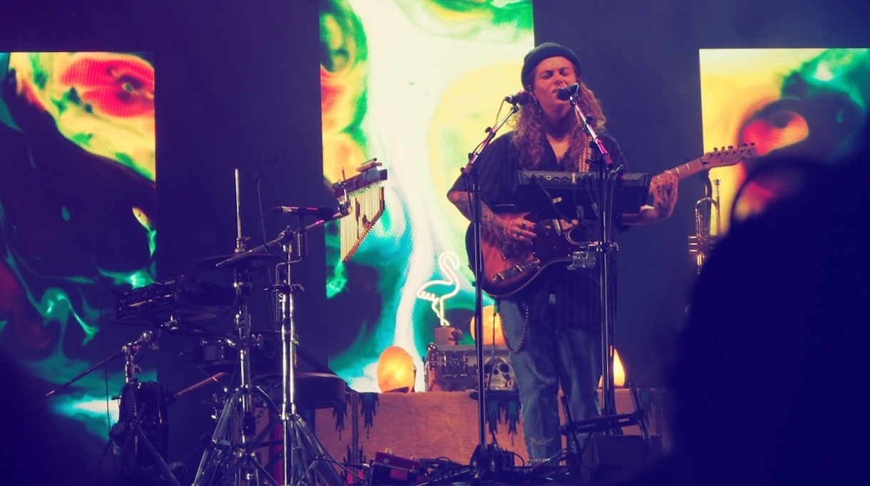 Tash-Sultana-Amsterdam-AFAS-Live-concert-review-singing-The-Wong-Janice.jpg