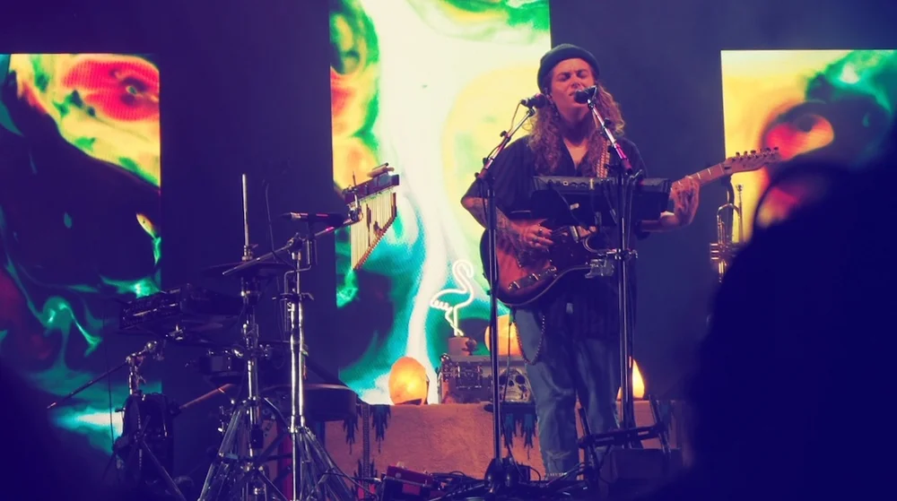 Tash-Sultana-Amsterdam-AFAS-Live-concert-review-singing-The-Wong-Janice.jpg