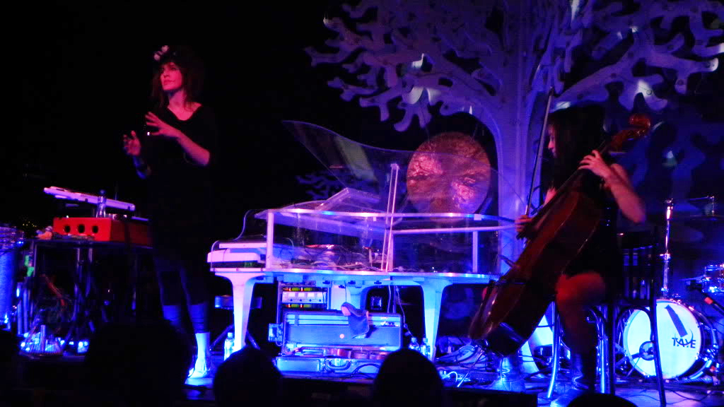 Live-to-Linda-Imogen-Heap-2-The-Wong-Janice-cellist.jpg
