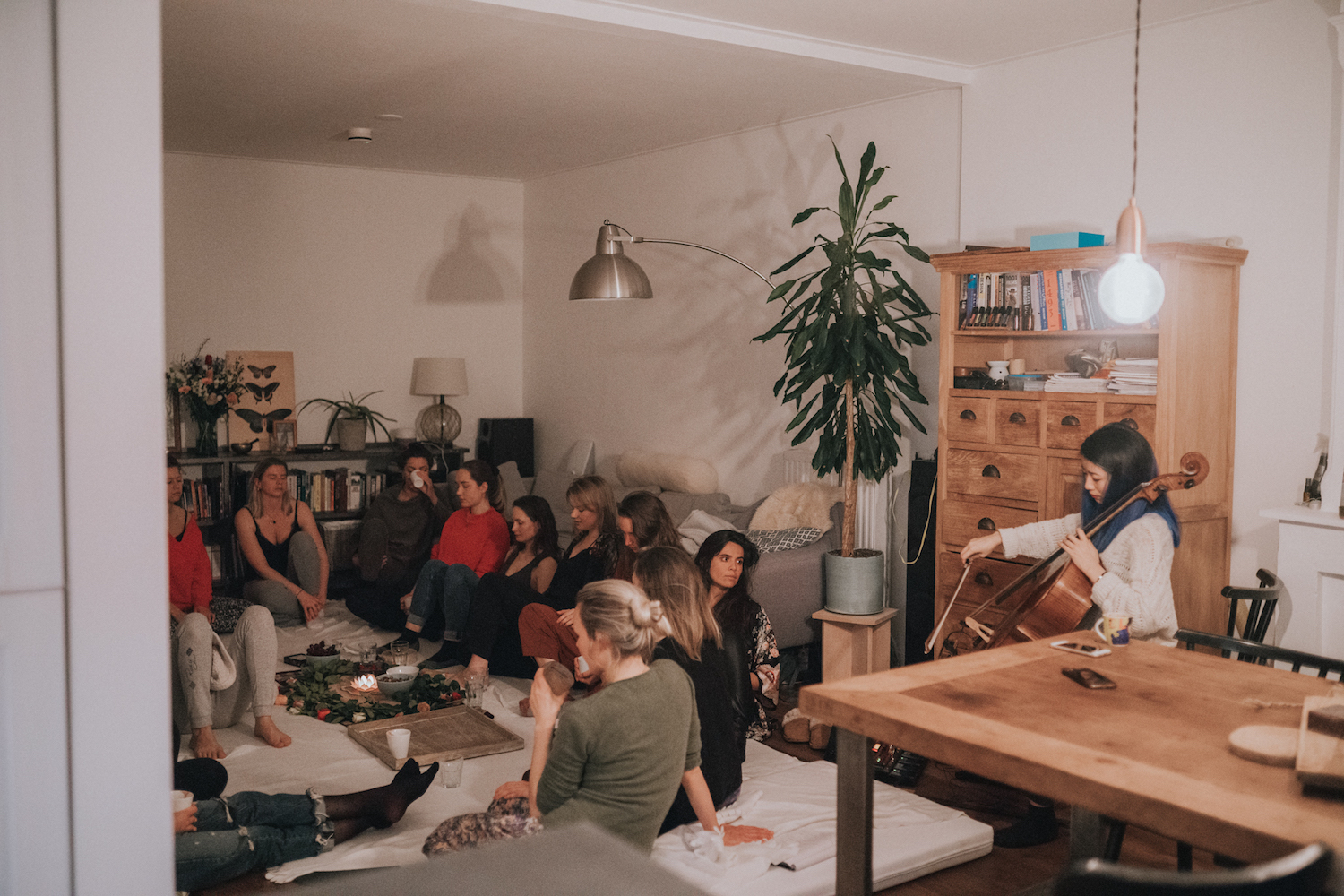 women's-circle-cacao-essential-oils-ceremony-cello-music-meditation-photo-by-Birgit-Loit-Isadora-Caporali-The-Wong-Janice-cellist-Amsteram.jpg