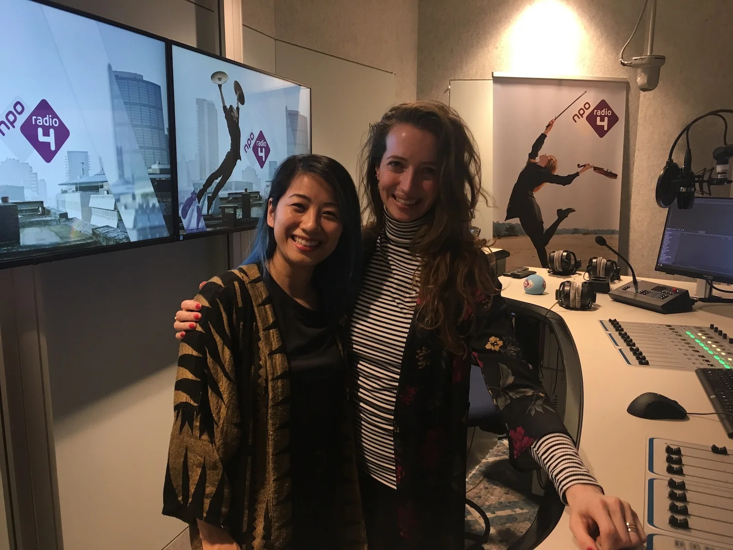 The-Wong-Janice-classical-cellist-voor-de-dag-with-Micha-Windgassen-host-NPO-Radio-4-Hilversum-cello-music-for-meditation.jpg