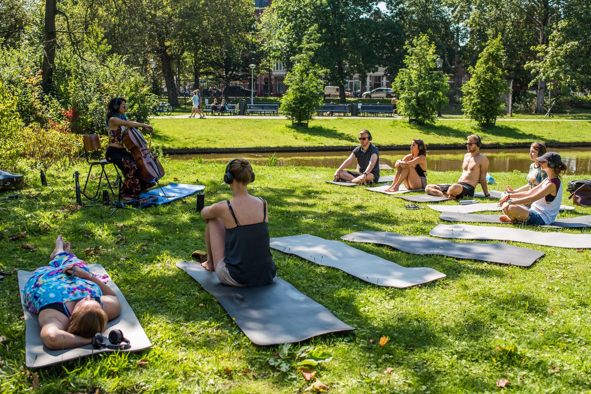 Outdoor edition of Cello Meditatie at Tropisch Oost, in Oosterpark (photo by Denise Motz)