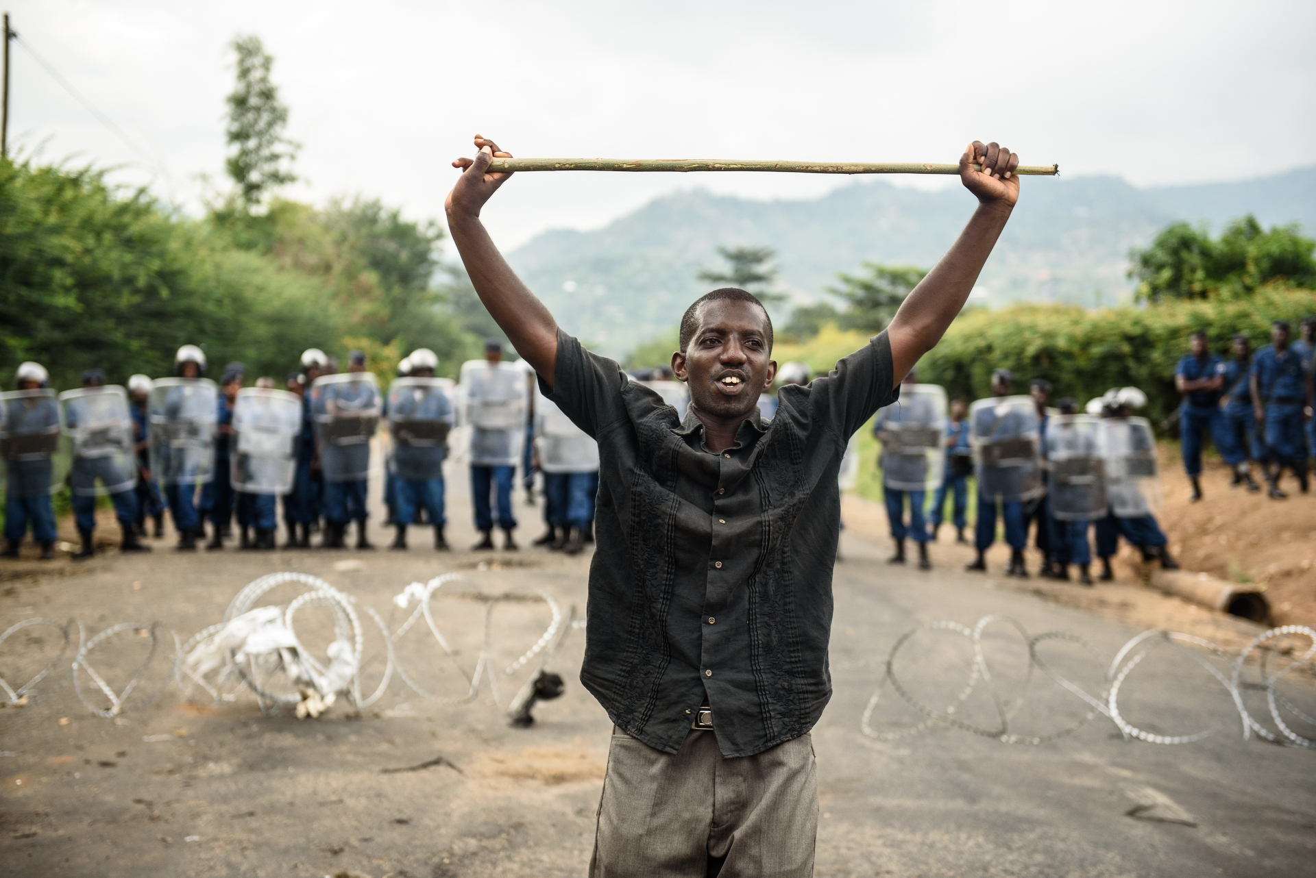  A resident of the Nyakabiga neighborhood of Bujumbura, Burundi, protests president Nkurunziza's bid for a 3rd term on 13 May 2015. 