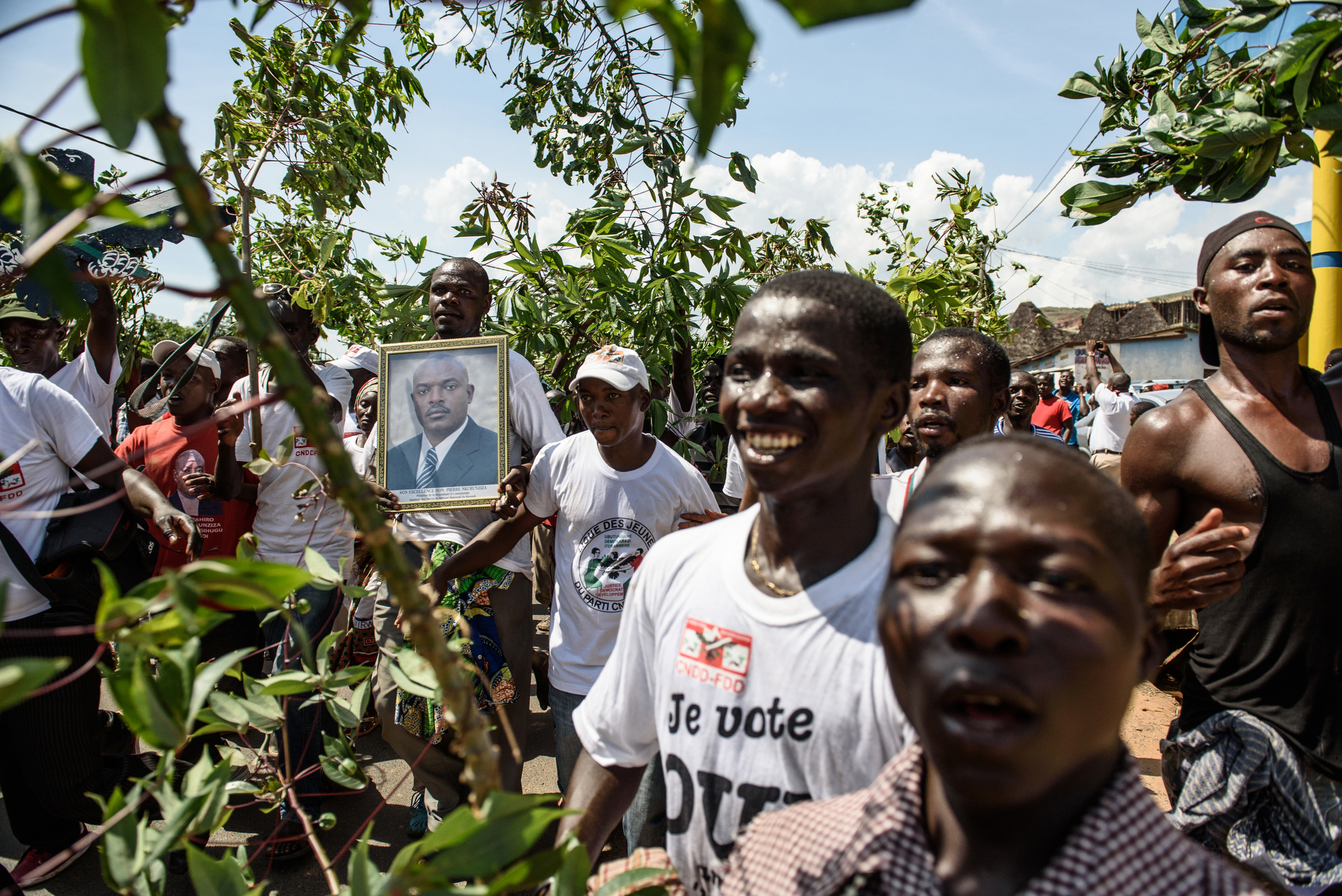  People celebrated the return of President Nkurunziza in the Kamenge quarter of Bujumbura, a CNDD-FDD party stronghold, on 15 May. Nkurunziza drove to the Presidential Palace from his home villa in Ngozi, supporters lined up to sing and shout his nam