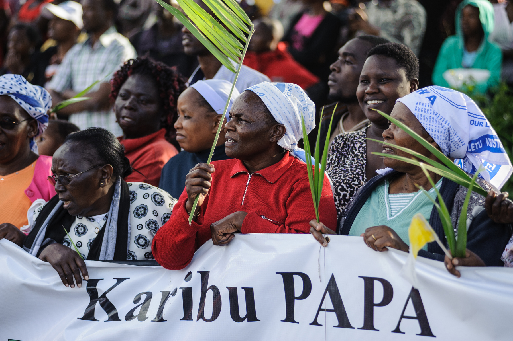  People wait along Mombasa Highway in Nairobi to welcome Pope Francis on November 25, 2015. Pope Francis is on a five-day visit to Kenya, Uganda and Central African Republic (CAR). AFP PHOTO/Jennifer HUXTA
 