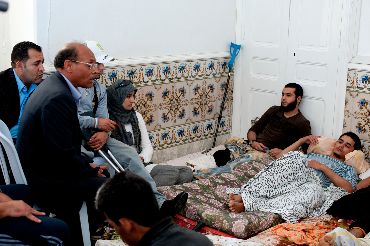  Moncef Marzouki (L) in discussion with the wounded.

Wounded during the revolution, this group of young men and women started a hunger strike to incite the interim government to uphold their agreement to pay their medical expenses 
 