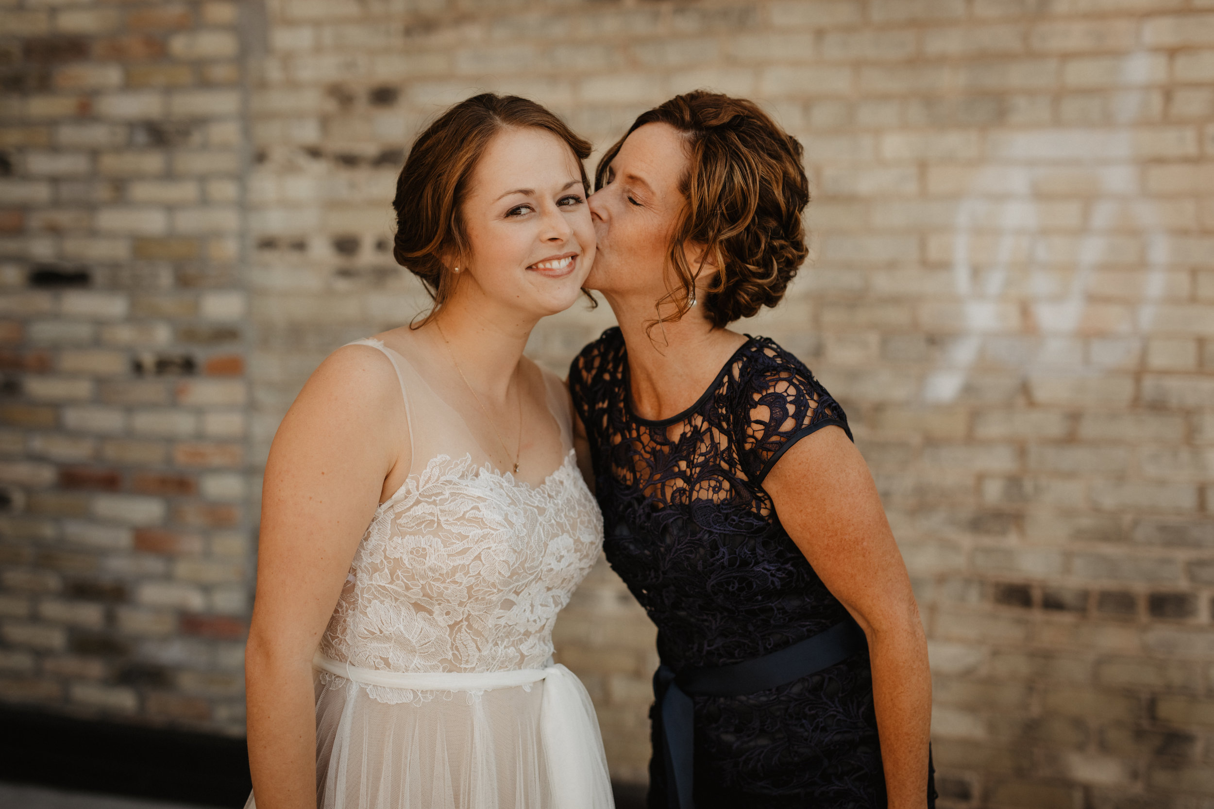 Mom&amp;Bride-Family-Wedding-Photo-02