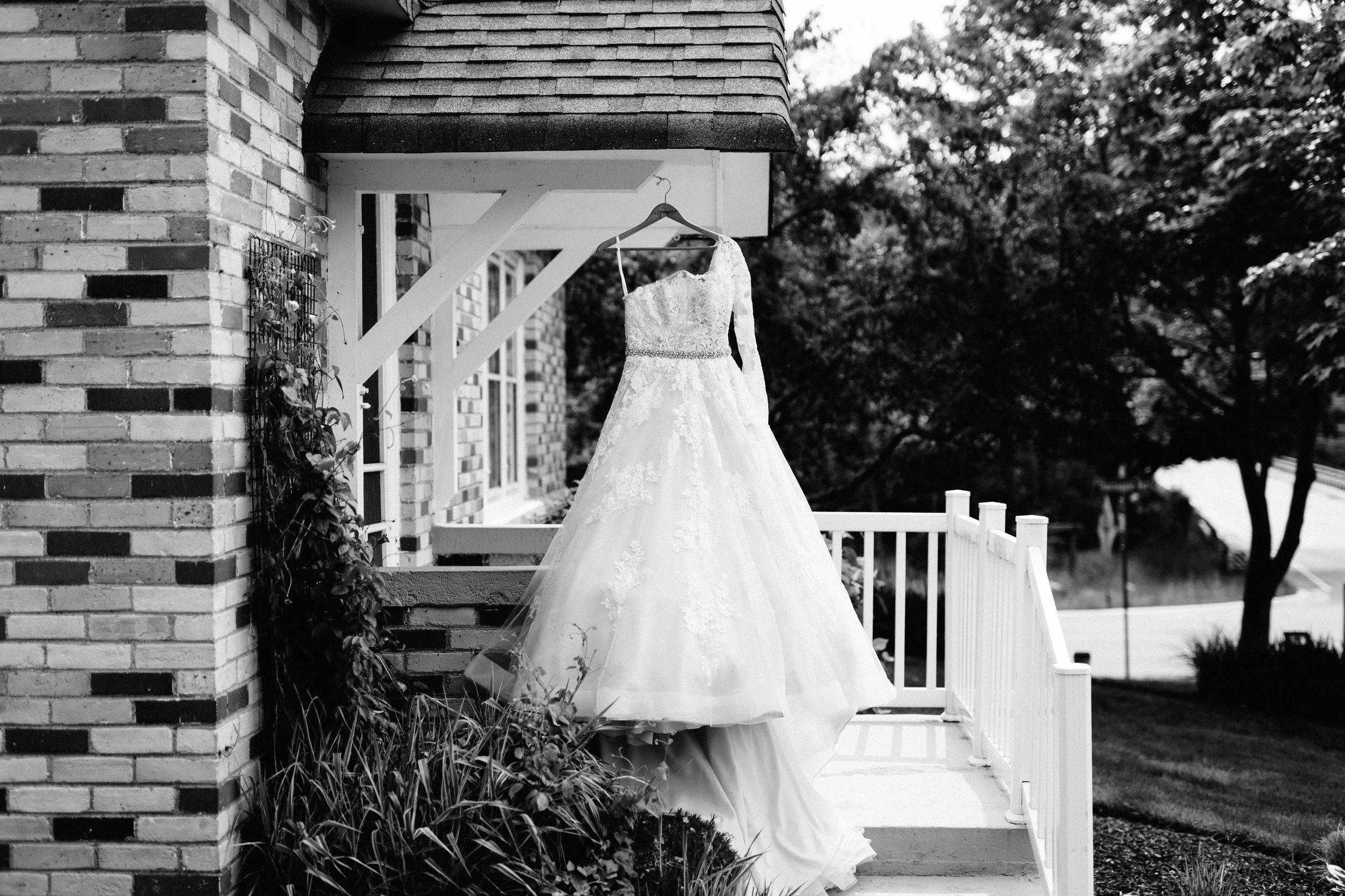 GRAYCENTOMHAMILTON-GRAND-RAPIDS-WEDDING-PHOTOGRAPHY-01.jpg