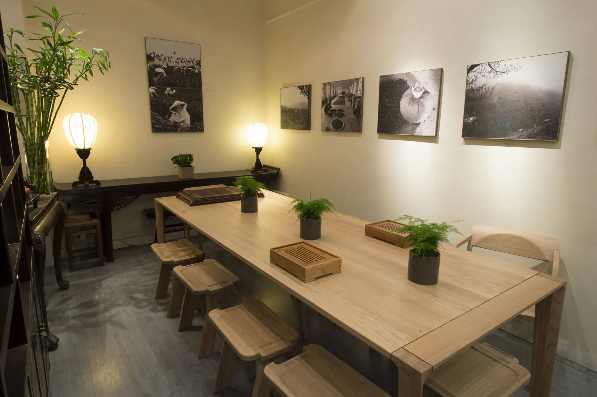 Located in Paris, Terre de Chine is a tea house inspired in the traditional tea houses from China with contemporary wooden furniture from WEWOOD .