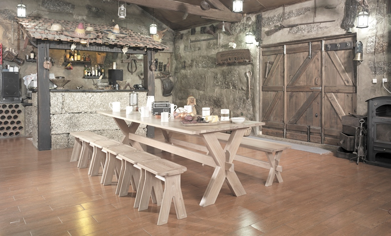 MULTI Stool Inspired by a traditional design, MULTI offers the possibility of becoming an endless bench, inviting to gather family and friends for moments of leisure and entertainment.