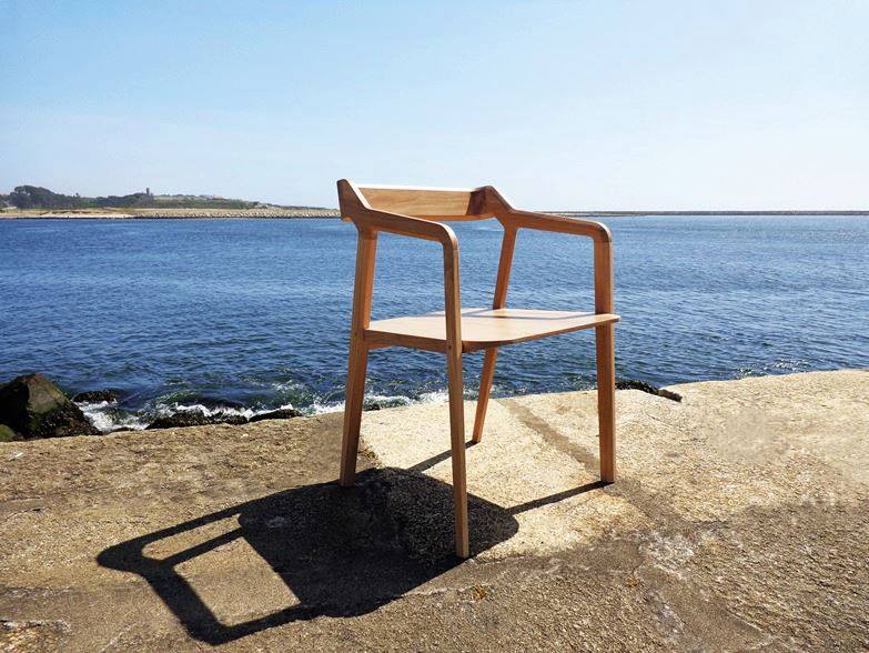 And just because we talked about a dining table, we must not forget chairs. Kundera has the perfect design for your summer dinners, resulting in a combination between robustness and lightness.