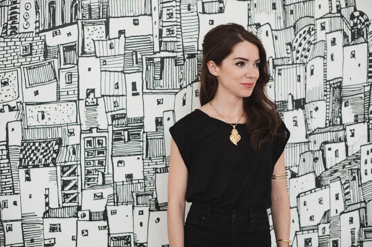 Ana Aragão is an architect, which explains her marked fascination with the representation of cities, however real or imaginary they may be. Illustrator? Painter? Ana prefers to simply say that she draws, and she draws a lot. Ana lives and works in Porto. 