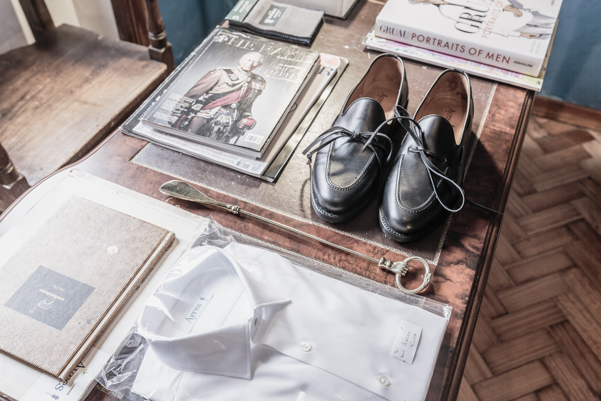 After working in various parts of the world and also with his grandfather, the famous tailor, Ayres Carneiro da Silva, Gonçalo Ayres returned to Porto, his hometown, what allowed him to feel close to the production and materials, providing a better service to suit his customers.