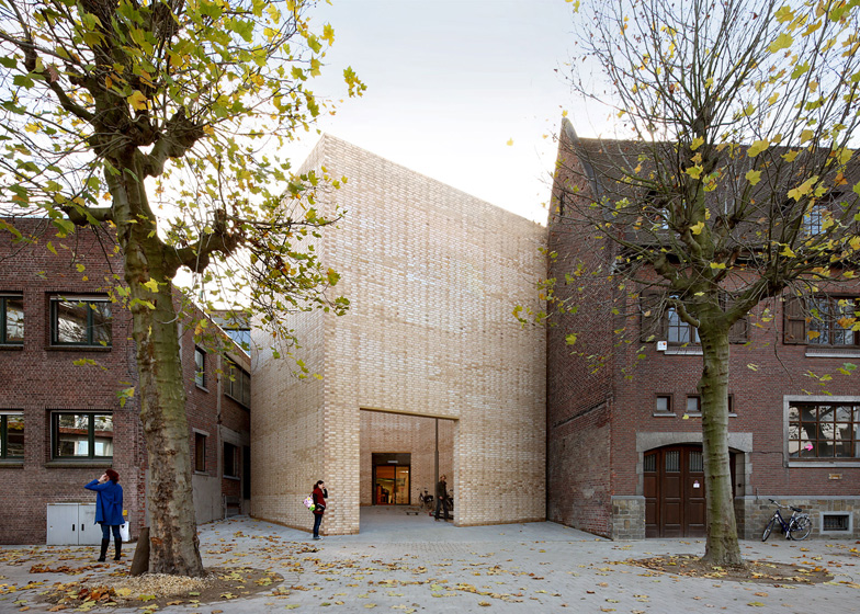 The Buda Art Centre accommodates studio and exhibition spaces for artists in residence across all three floors of the old Budafabriek, the last remaining structure of the Desmet-Dejaeghere textile factory on Buda Island.