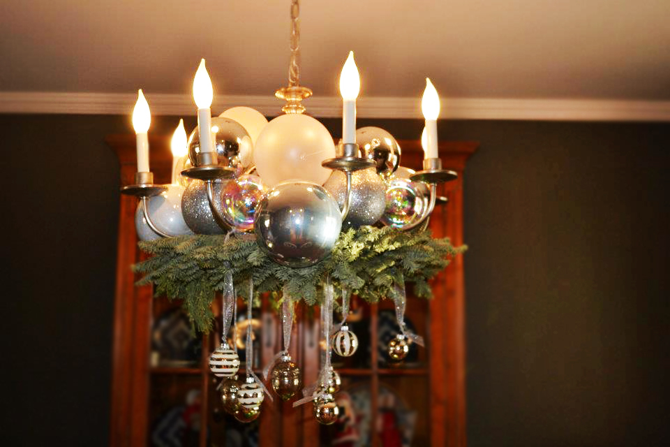 christmas-decorating-ideas-chandeliers.jpg