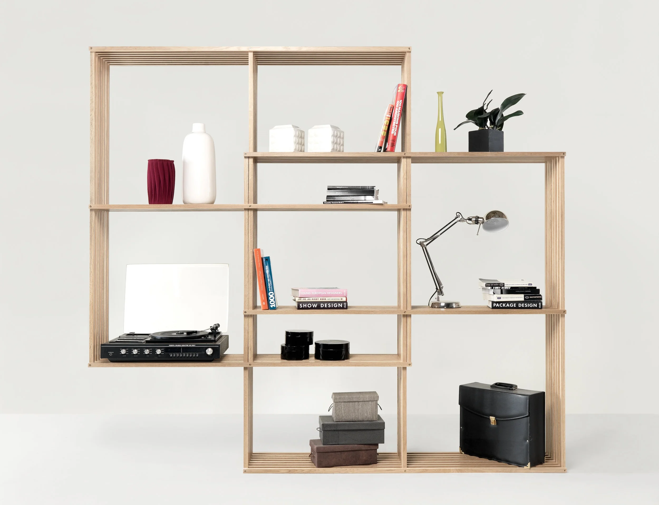 X2 from wewood is a smart bookshelf which allows increasing the width and height anytime, creating new storage compartments.