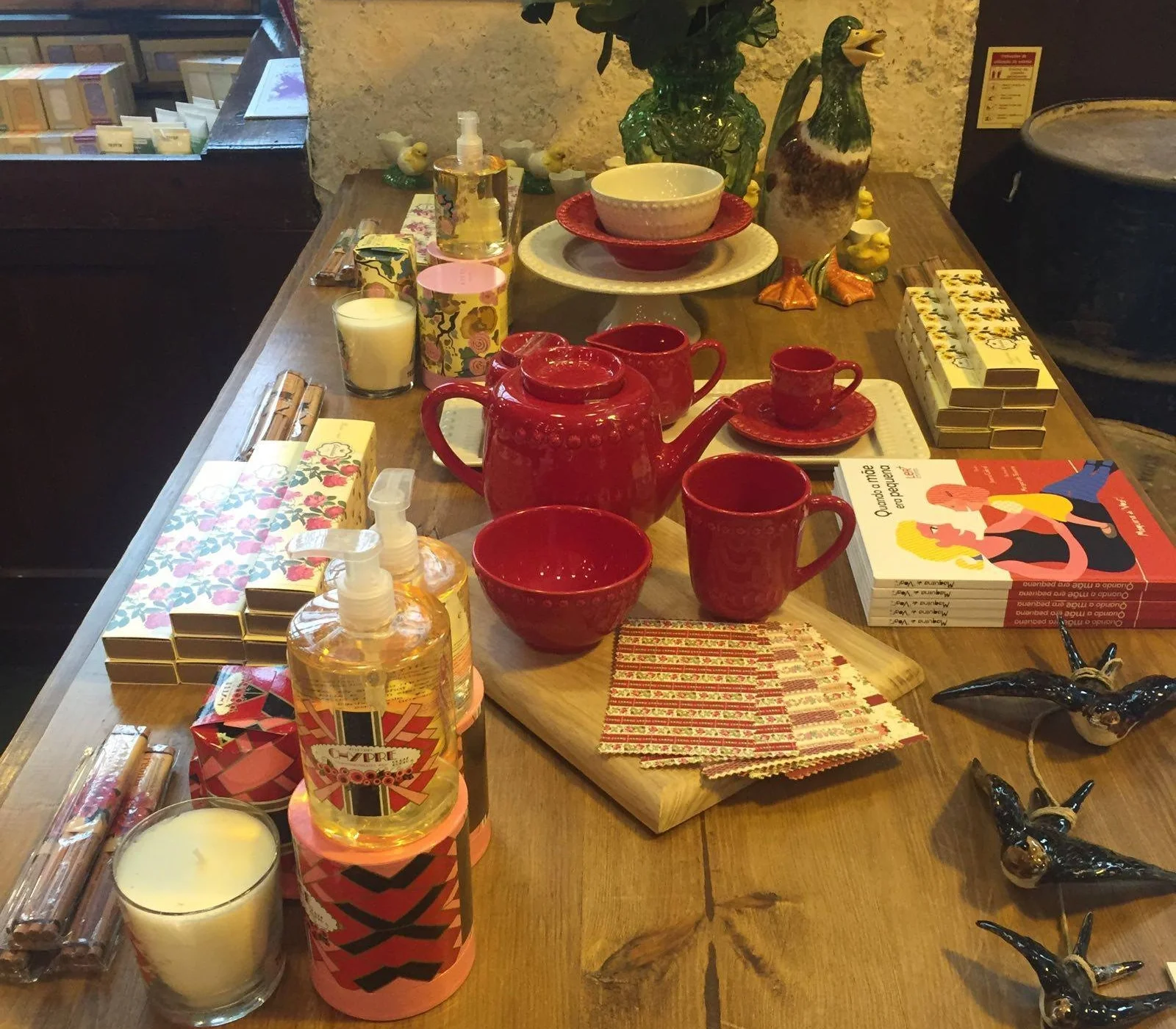 A VIDA PORTUGUESA - PORTO In this space, you'll find exclusive products of Portuguese origin, such as: soaps from Ach. Brito and Confiança, small swallows from Bordalo Pinheiro, pencils from Viarco or notebooks from Emílio Braga and Serrote.