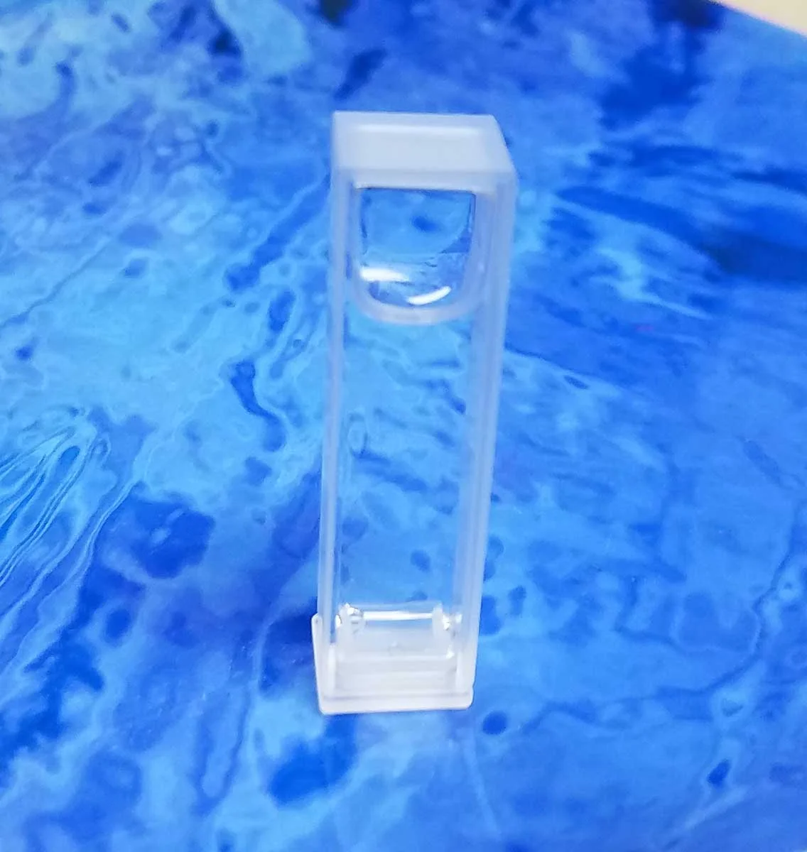Inverted 1UV10 Cuvette with LDPE plug