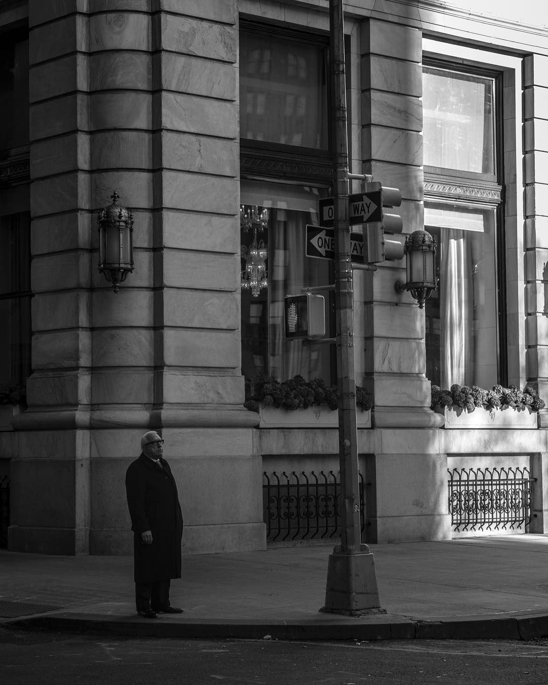 Solitary stranger in NYC
(at the corner of @theplazahotel )
#omarcruzphoto #strangers #mensfashion #leica #leicamonochrome #onthestreet