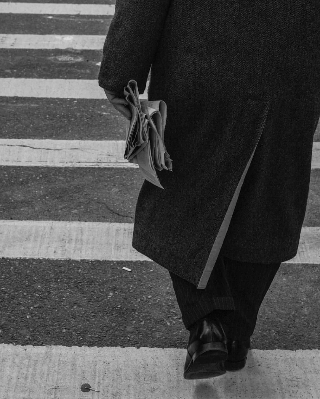 Man with a news paper on E. 60th St.
#Stranger #omarcruzphoto 
NYC 2016
#leica #leicamonochrome
