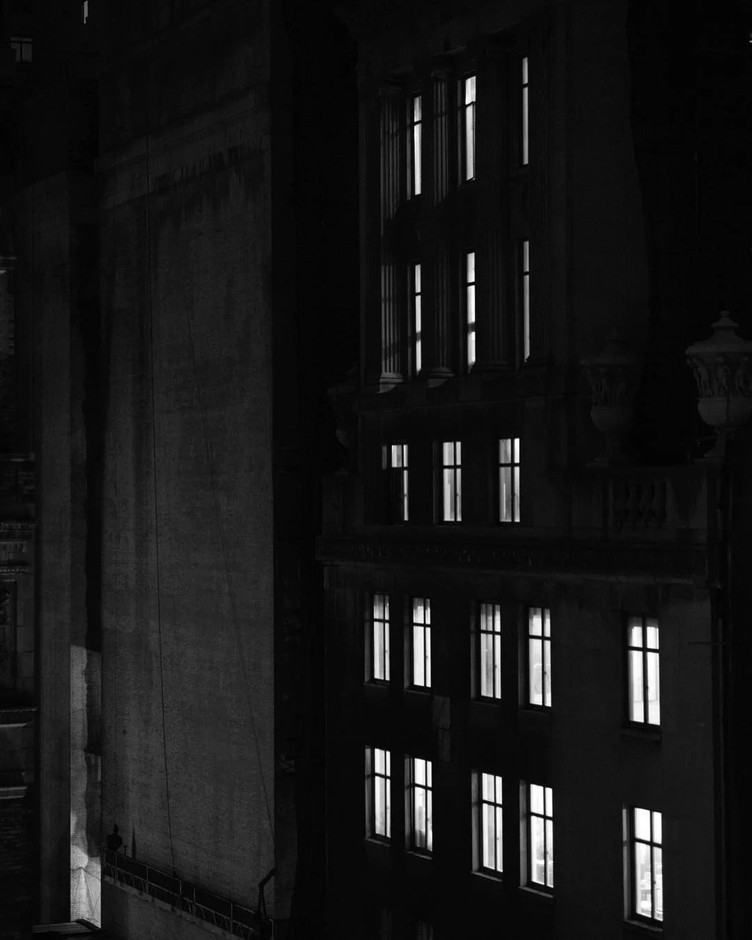 Spying the neighbors 
#urbanpoetry #omarcruzphoto #leicamonochrome