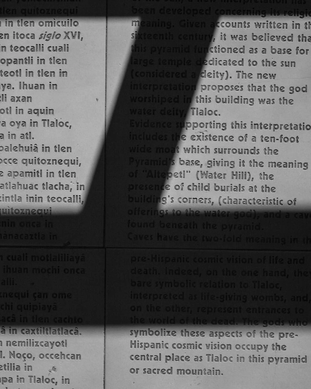 Me cuesta mucho leer, un par de párrafos y me distraigo&hellip; prefiero fotografiar lo que se supone que lea. 
#omarcruzphoto #leica #leicamonochrome #piramidedelsol #photography