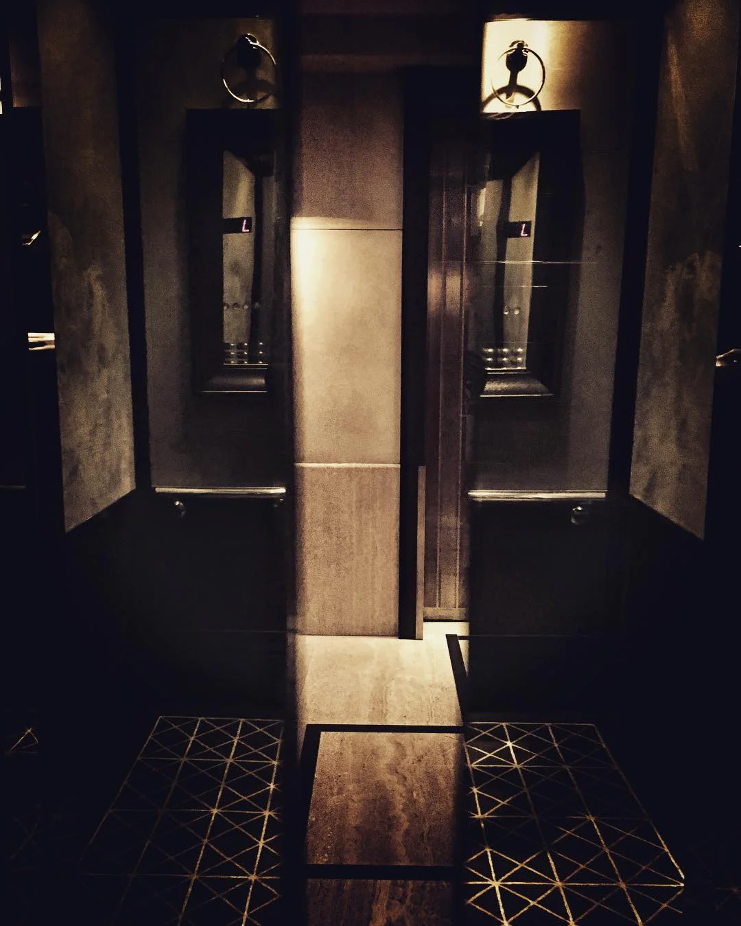 Split reality (elevator reflections)
#omarcruzphoto #nyc #silencelucidity 
#londonhotelnyc