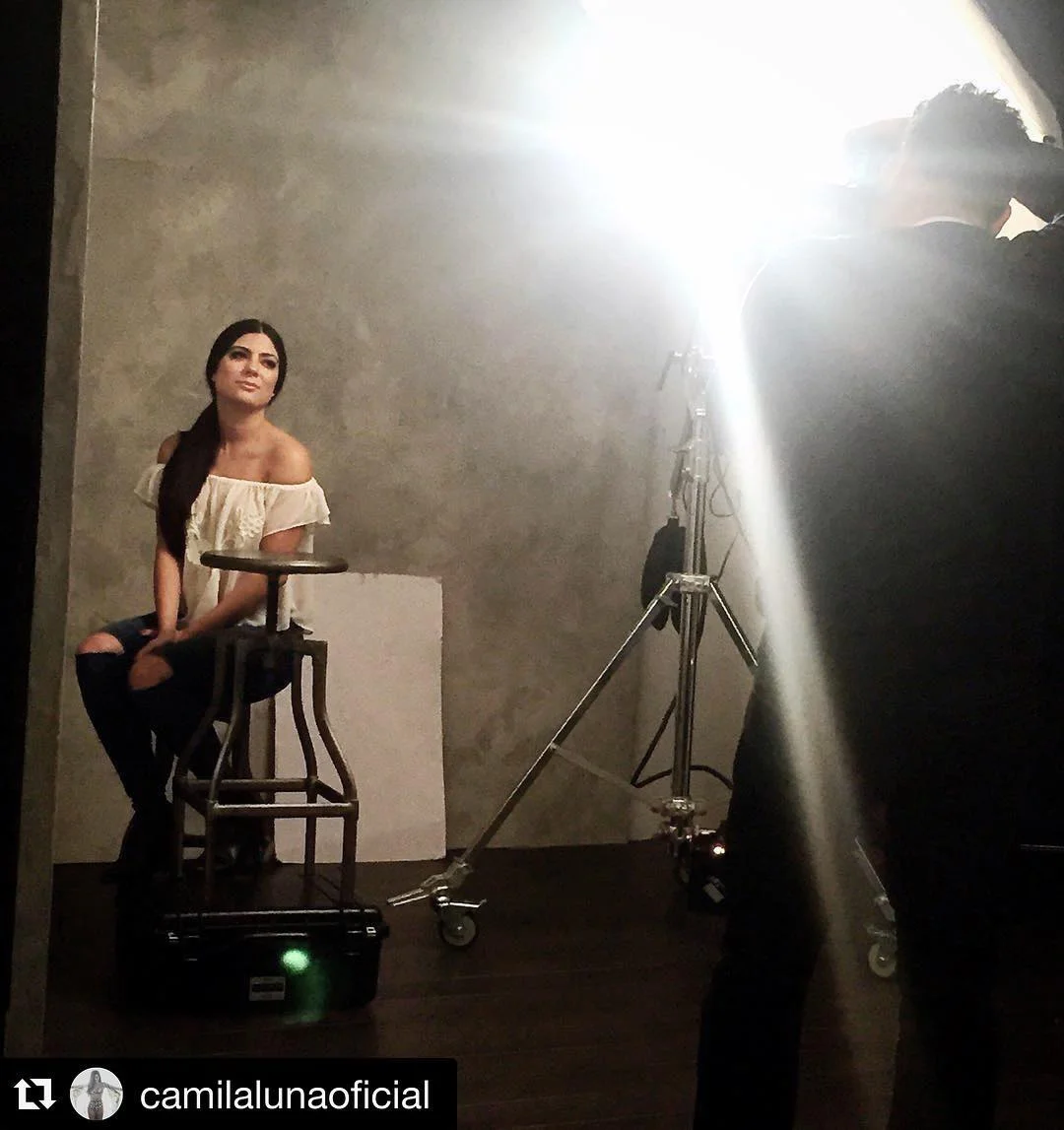 Cool shot! Today on set working with @camilalunaoficial

#BehindtheScenes 📸 @omarcruzphoto 👄 Makeup @marluyslopez