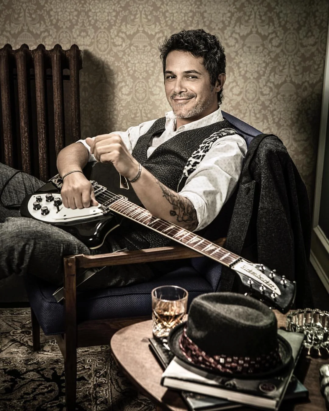 Mr. @alejandrosanz 
Que vengan muchos mas años de salud e inspiración.
Happy Birthday my friend.
#omarcruzphoto #portrait #alejandrosanz