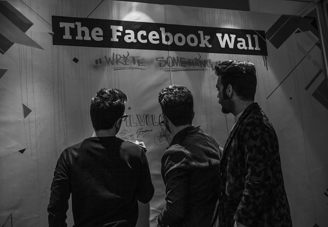 @ilvolomusic signing the famous #facebook wall
Las Vegas 2015 
#omarcruzphoto #LatinGRAMMY #moments