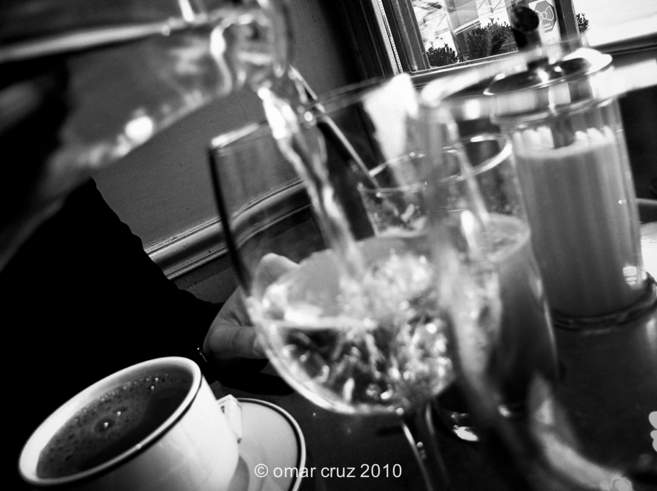 No Coffee For Me Please
Paris 2010
Sometimes I don’t know if I drink sparkling water because I like it or because I love to check out the bubbles.