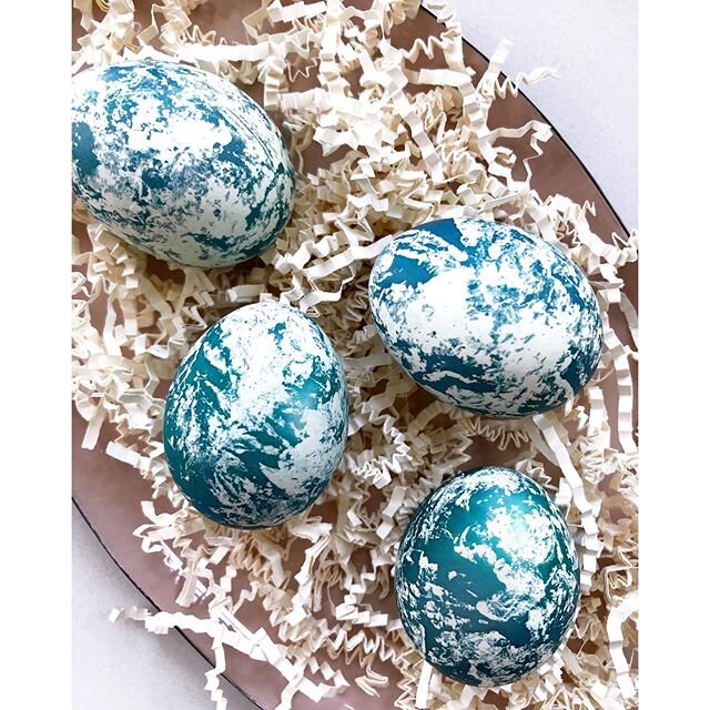 Eggs three ways! Holidays feel even more special in these times when days easily fade into one another. I&rsquo;ve enjoyed taking time to celebrate and create little bits of beauty.
.
.
.
.
.
.
.
.
#marbledeggs #naturallydyed #naturaldyed #naturaldye