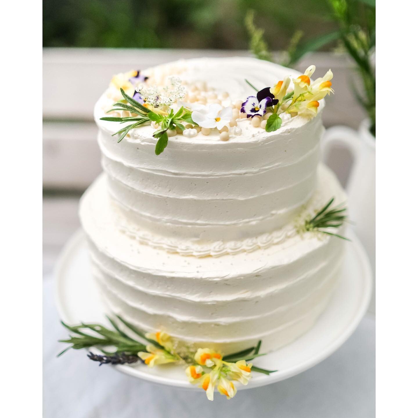 An elderflower cake with blackberry champagne filling and a funfetti layer for the groom 🎉. There may not be weddings as usual this year, but the cakes are here to stay. 
.
.
.
.
.
.
.
.
.
#foodstylist #foodstyling #foodphotography #weddingcake #sma