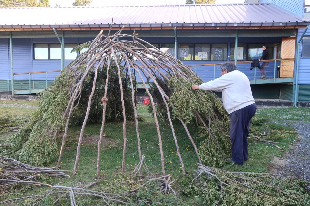 Martín González Calderón building a traditional yagán dwelling in Puerto Williams, Chile