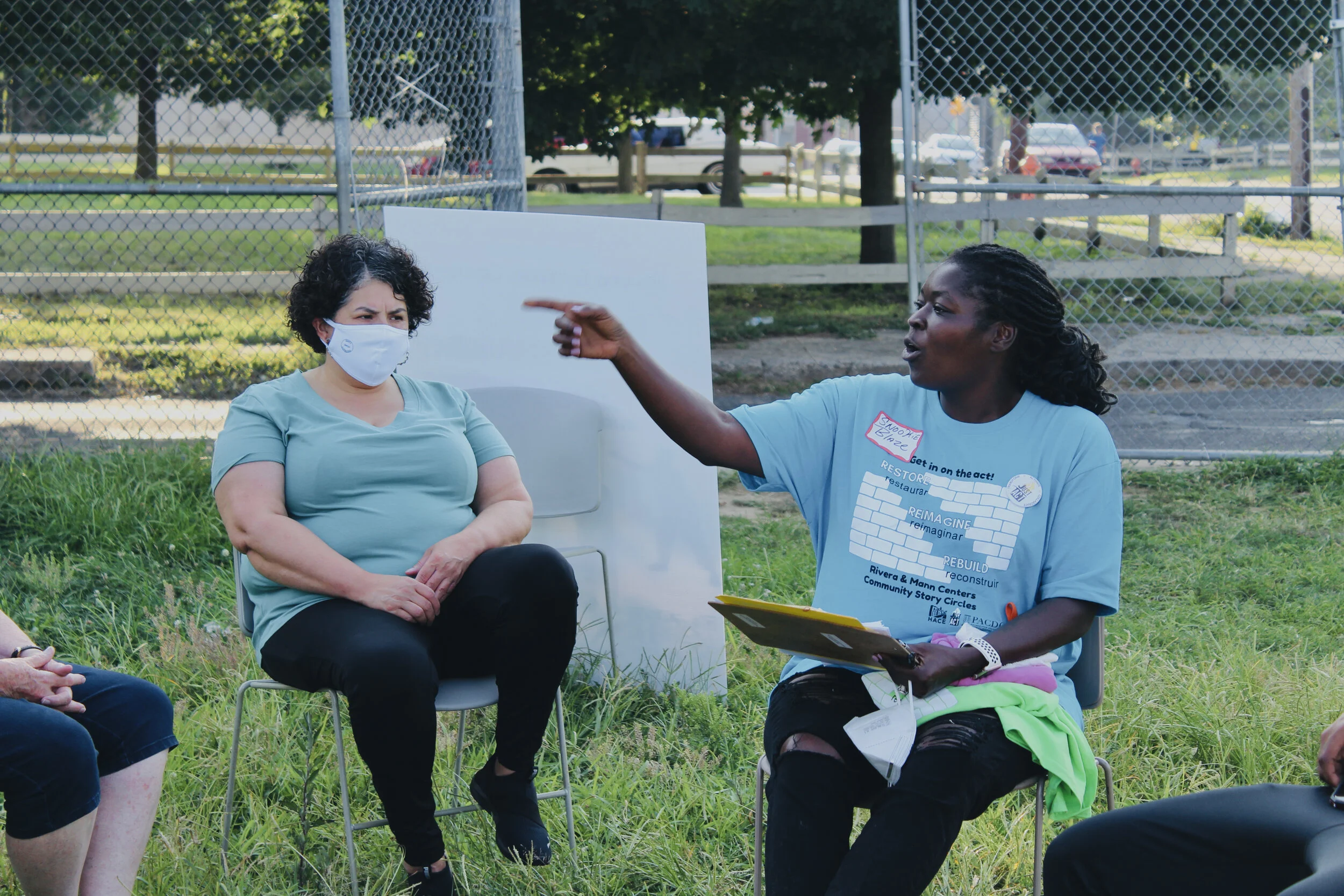 Community members telling each other stories about the Rivera & Mann Centers./Photo by Alberto Huichapa