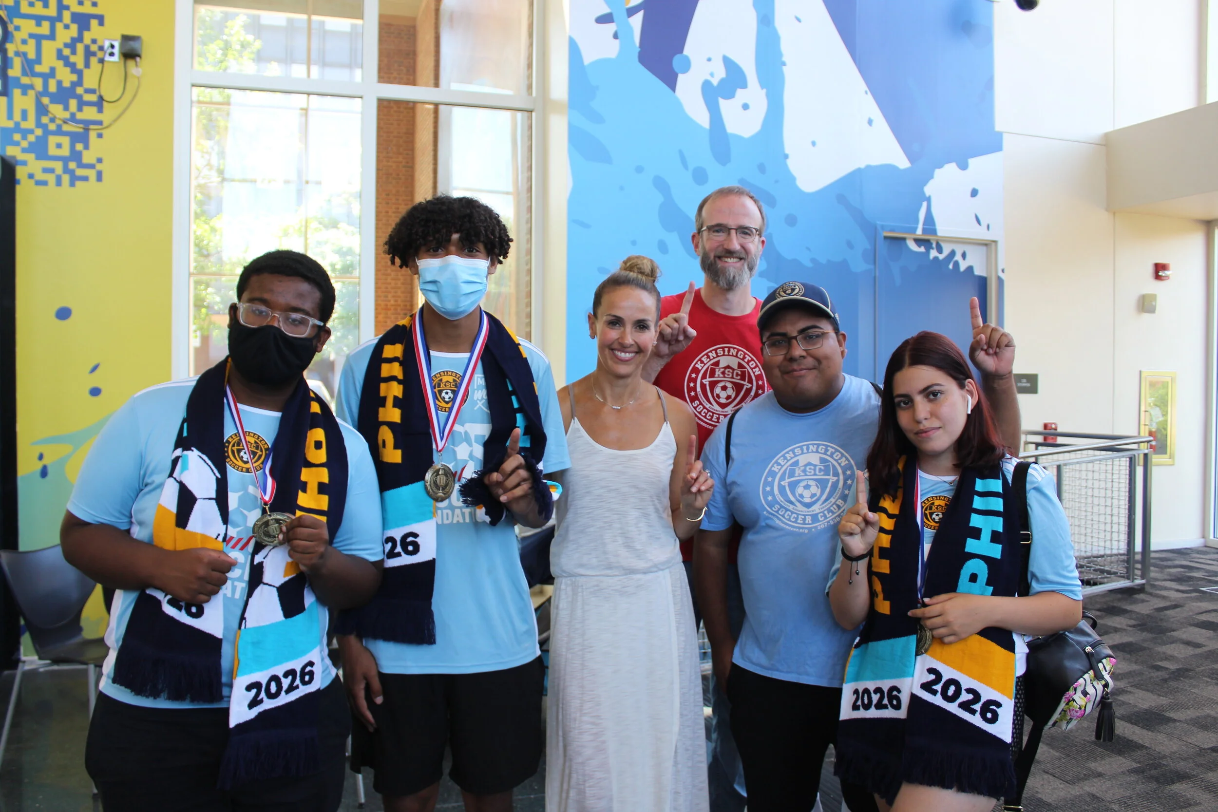 Kensington Soccer Club with former U.S. Women’s National Team defender and three-time Olympic gold medalist Heather Mitts./Photo by Alberto Huichapa