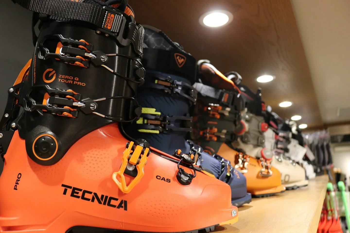 It is now peak winter season here in Japan, which means our stores are busy! But never fear, we are well set up to ensure we can help each and every customer during this busy period. Here is some info on how we manage these busy periods, so you can g