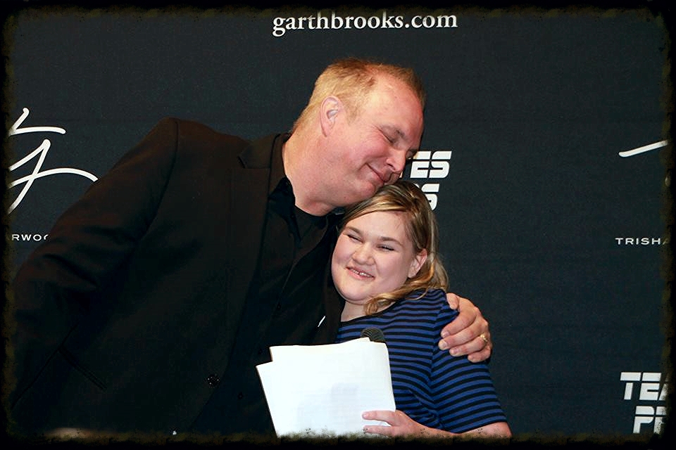 ♦♦♦Garth Brooks after Maddie's introduction speech ♦♦♦ Photo credit Kim Parker