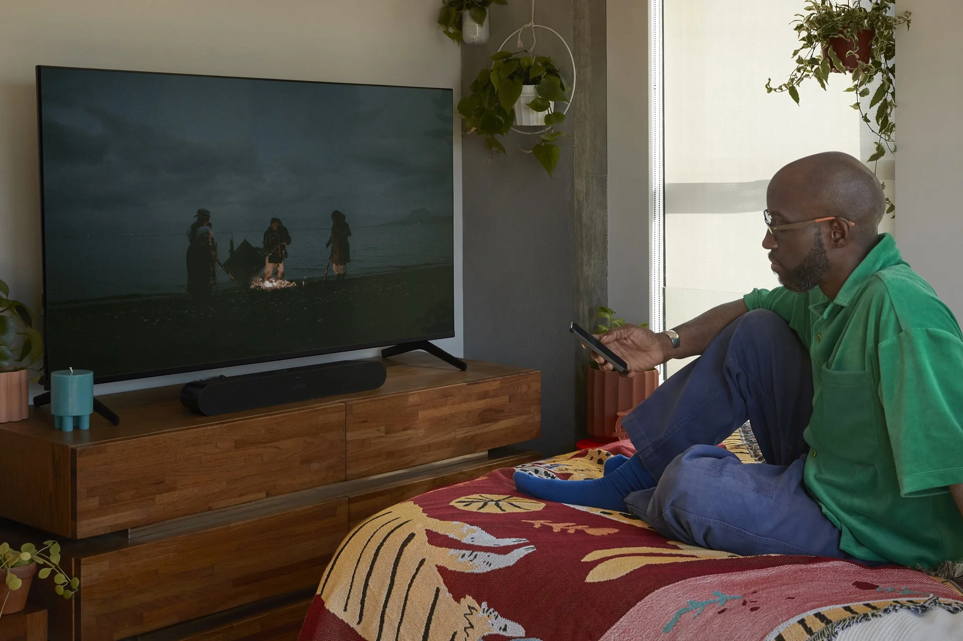 Sonos-Ray-Soundbar_App-Use-close-Lifestyle-SVC-Bedroom.jpg