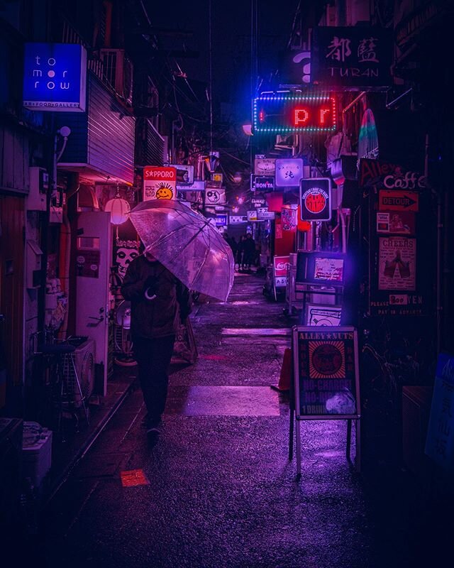 Golden Gai 
#shinjuku #japan #tokyo #streetphotography #photography #canon #canonphotography #nationalgeographic #yourshotphotographer #travel #travelphotography #night #umbrella #rain #rainy #neon #lights #東京