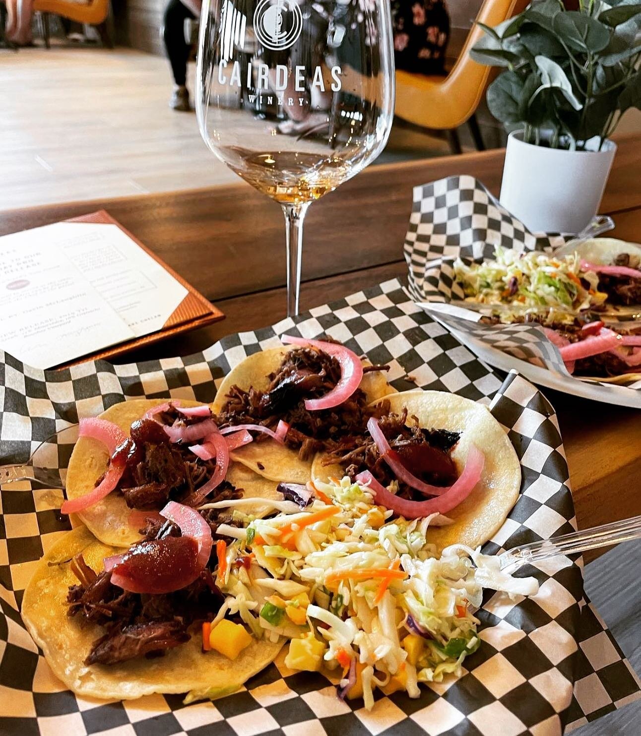 Richards Too Good Applewood Smoked Beef Brisket Street Tacos with our Mango Citrus Coleslaw!!
#bbq #tacos #richardstoogoodseattlebbq #richardstoogoodproducts #mango #coleslaw #forthepeople #lunch #dinner #brisket #smoked #chelan #winery #sunshine #fu