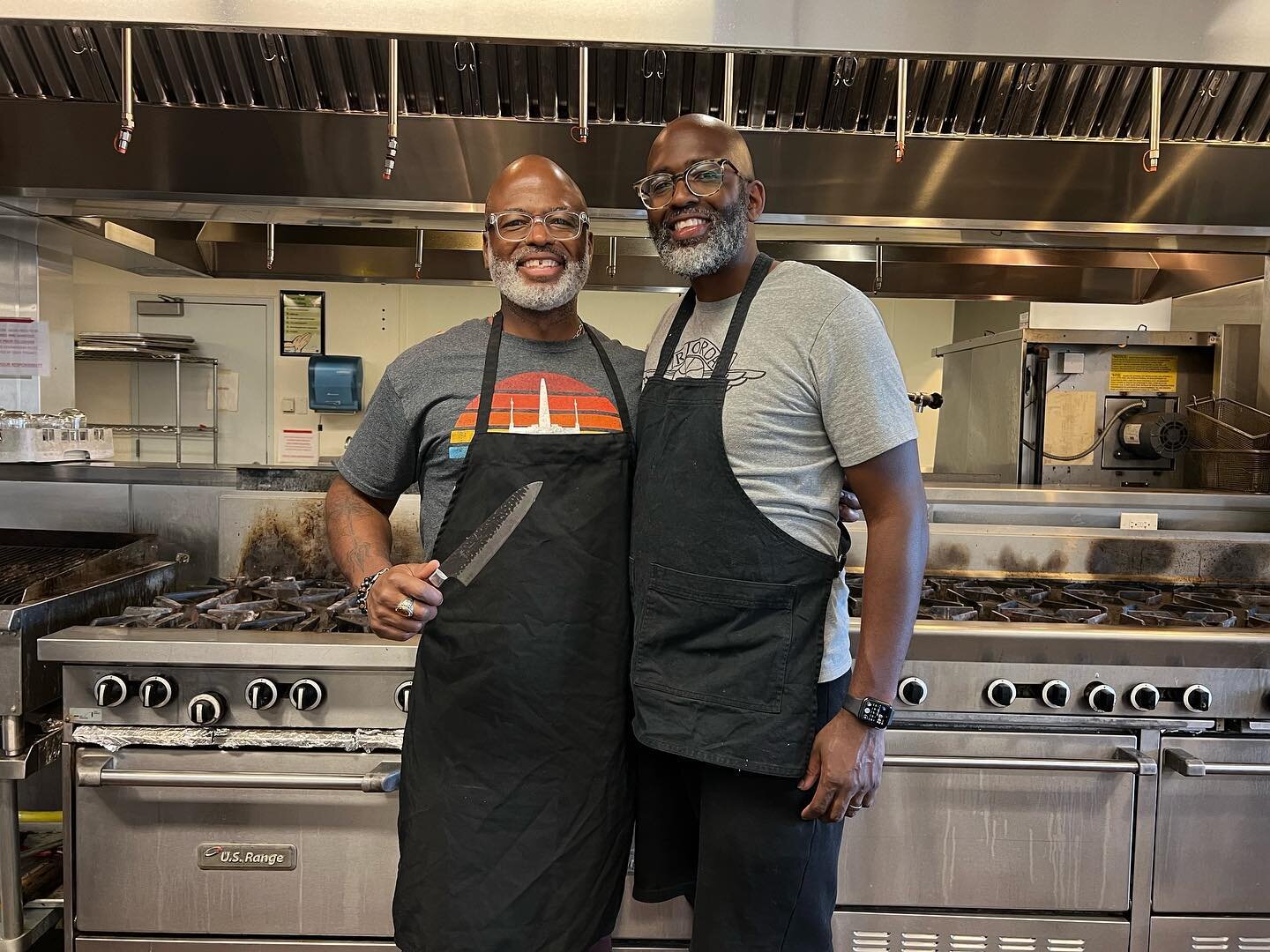 I had such a amazing time prepping for events at my kitchen with my Big bro @neonumanate some people say we look alike😃#brothers #richardstoogoodseattlebbq #richardstoogoodproducts #catering #bbq #dinner #lunch #sauce #seasoning #fun #goodtimes #kit
