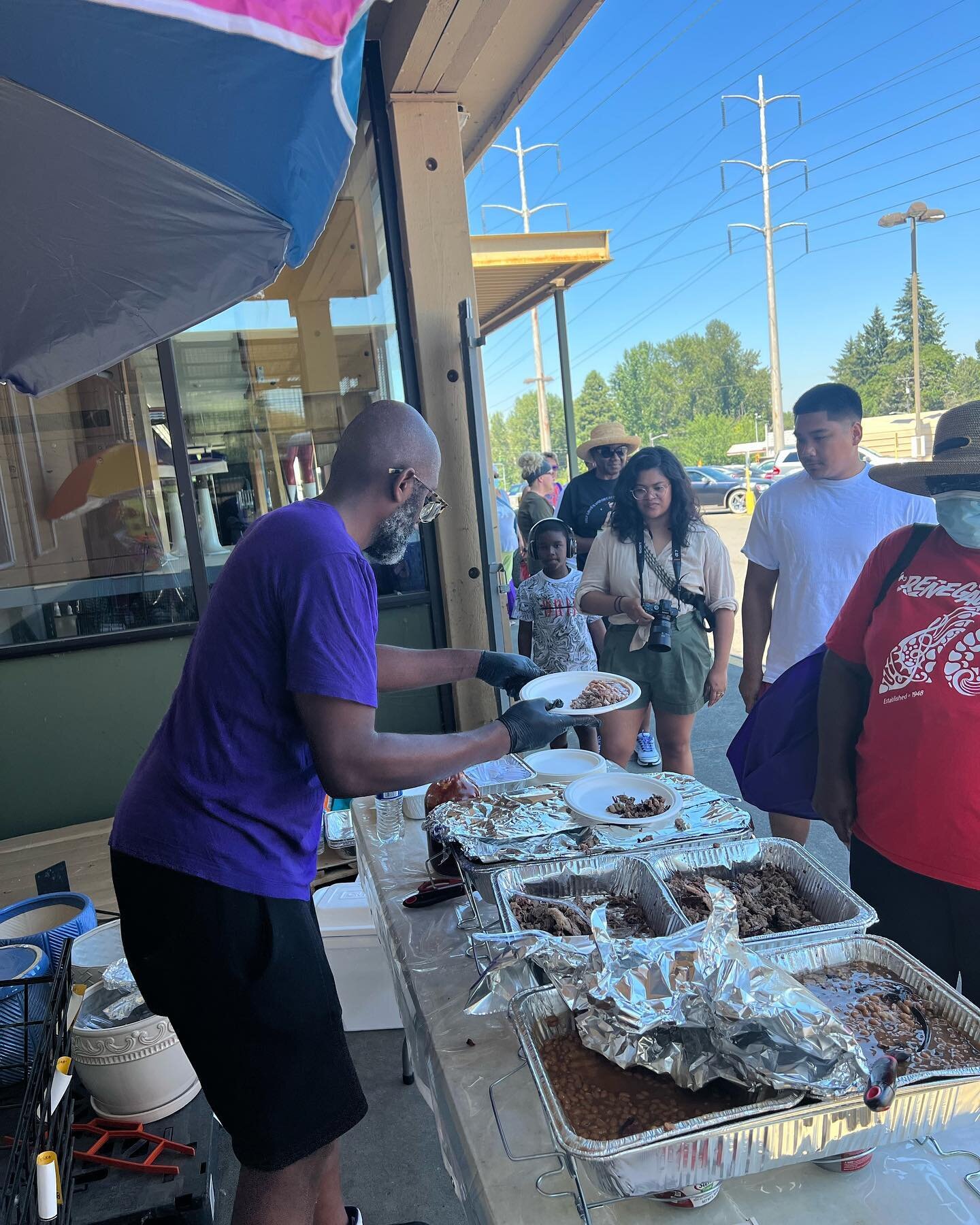 We enjoyed catering today day in the  beautiful Seattle sun. It was hot but feeding the people was worth it! #richardstoogoodseattlebbq #richardstoogoodproducts #bbq #sauce #beef #brisket #catering #salad #honeycornbread #hot #forthepeople