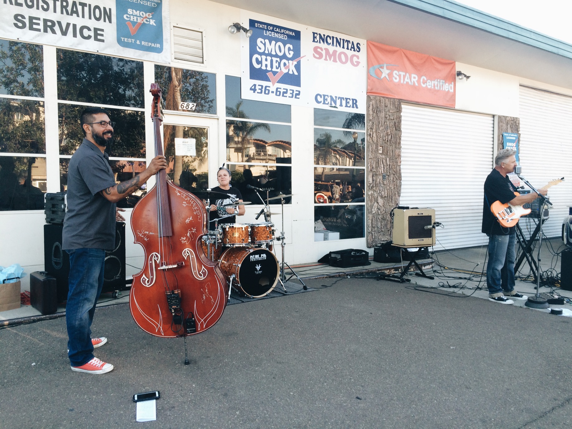 They also have live music. 