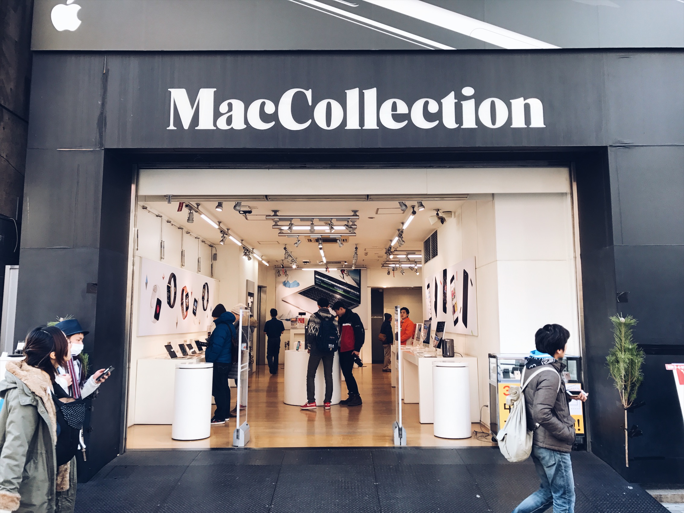 Mac Collection huh? Looks like an Apple store, I'm still mad at you Apple. 