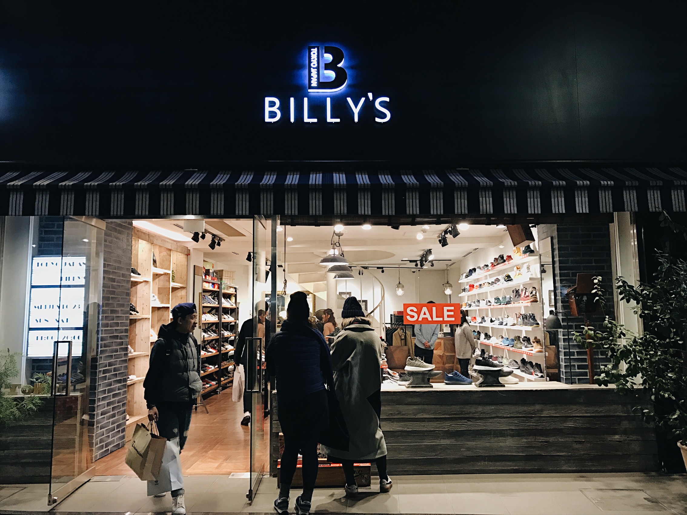 Made it over to Billy's to cop a pair of their exclusive Vans x Billy's slip ons. Pretty rad. Where's the picture? Google it lol. 
