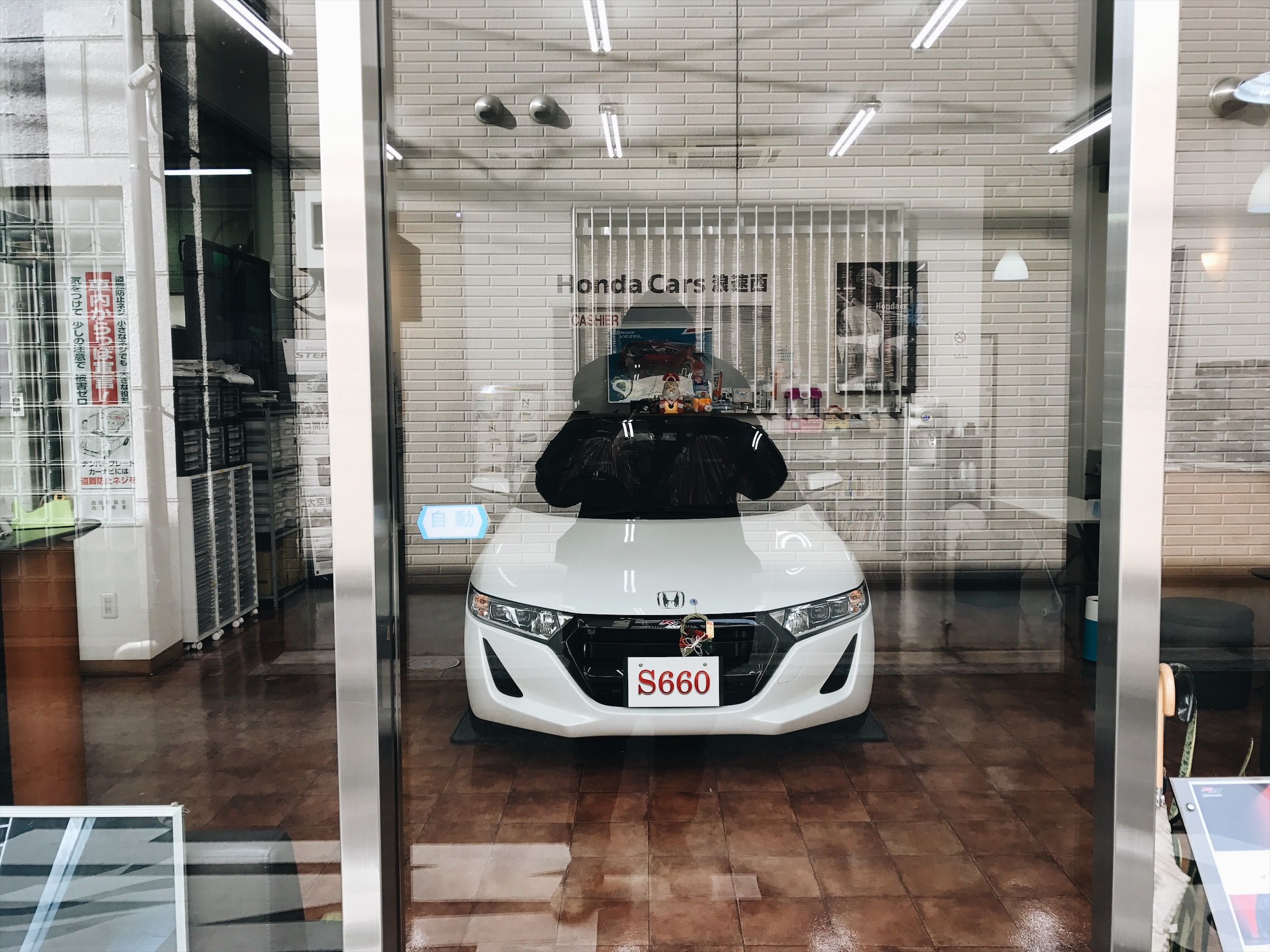 Spotted this Honda s660 at a Honda building. Not sure if it was service shop or a dealership, maybe both. 