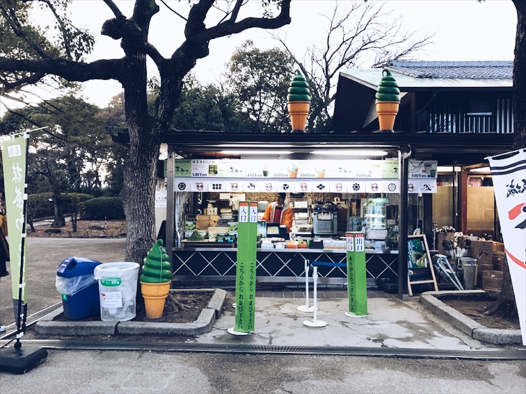 Right outside of the Castle there's a green tea everything joint. Dook got a Green Tea ice cream and Gina got Green Tea Bun. 